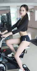 运动气质女生唐琪儿黑色紧身运动衣短裤健身房气质写真图片