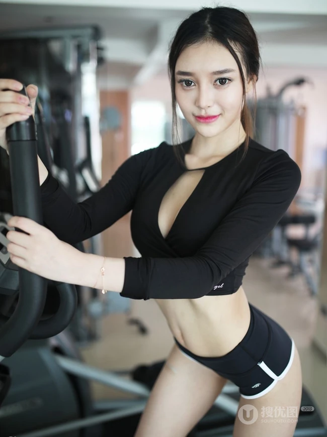 运动气质女生唐琪儿黑色紧身运动衣短裤健身房气质写真图片