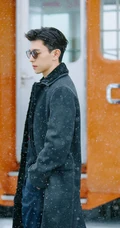 暴雪列车中酷帅身影，邓伦帅气复古大衣搭黑鞋写真图片