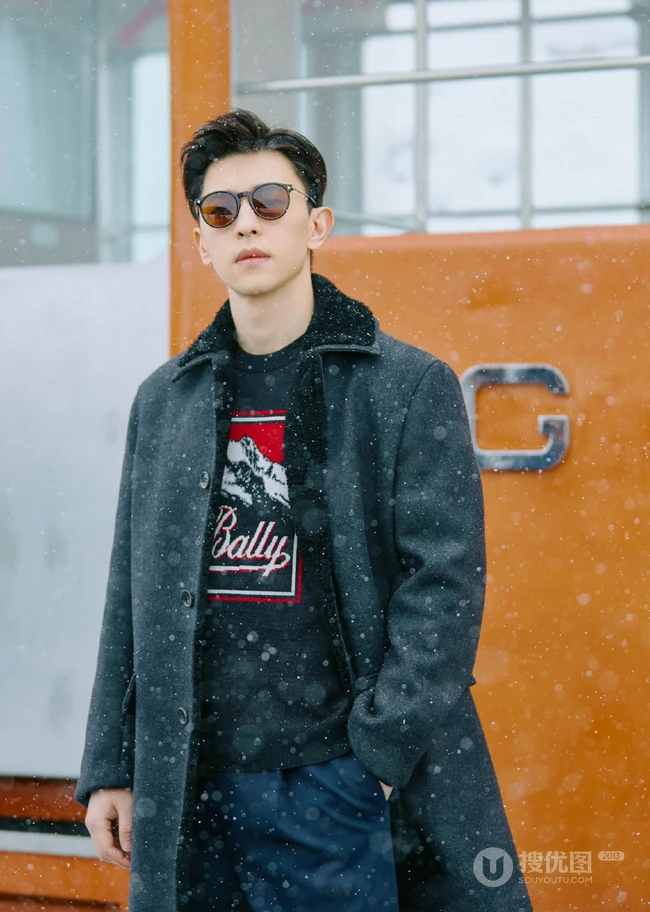 暴雪列车中酷帅身影，邓伦帅气复古大衣搭黑鞋写真图片
