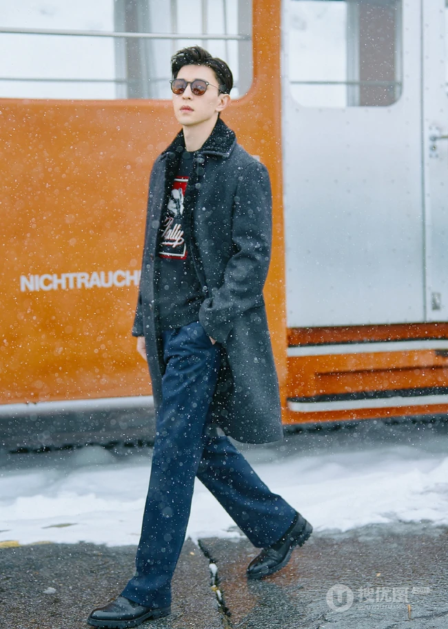 暴雪列车中酷帅身影，邓伦帅气复古大衣搭黑鞋写真图片