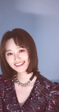 蓝盈莹齐肩短发写真图片，V领猫纹装连衣裙气质动人