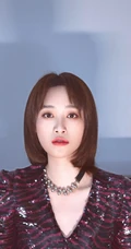 蓝盈莹齐肩短发写真图片，V领猫纹装连衣裙气质动人