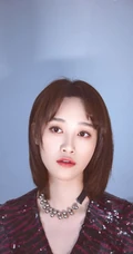 蓝盈莹齐肩短发写真图片，V领猫纹装连衣裙气质动人