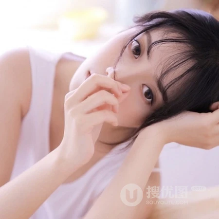 超清纯居家白肩带上衣丸子头小姐姐头像