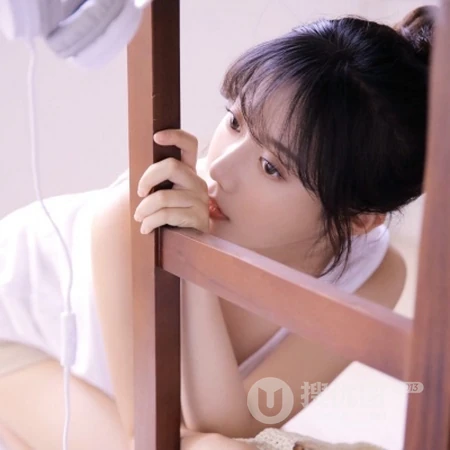 超清纯居家白肩带上衣丸子头小姐姐头像