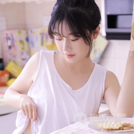超清纯居家白肩带上衣丸子头小姐姐头像