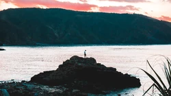 夕阳照射着大海的唯美景象电脑壁纸图片