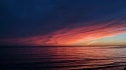 夕阳照射着大海的唯美景象电脑壁纸图片