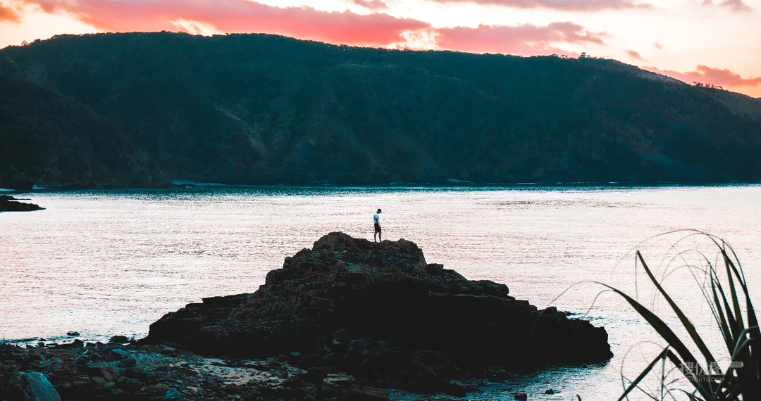 夕阳照射着大海的唯美景象电脑壁纸图片
