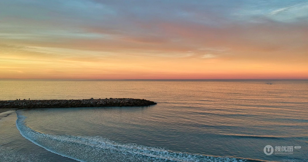 夕阳照射着大海的唯美景象电脑壁纸图片