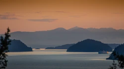 夕阳照射着大海的唯美景象电脑壁纸图片
