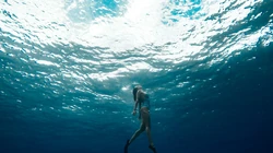 水天一色的大海，海水的唯美壁纸图片
