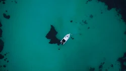 水天一色的大海，海水的唯美壁纸图片