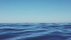 水天一色的大海，海水的唯美壁纸图片
