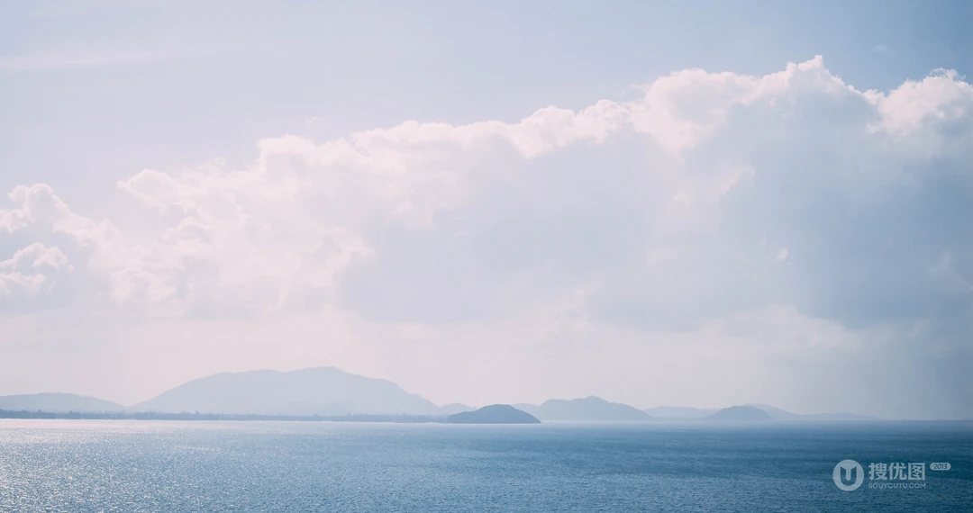 水天一色的大海，海水的唯美壁纸图片