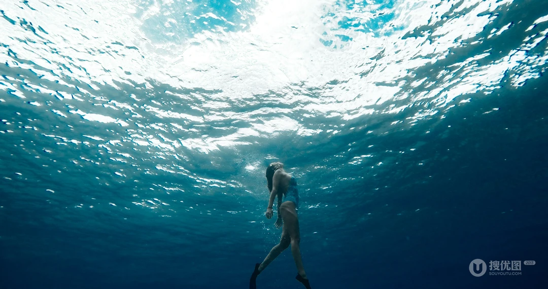 水天一色的大海，海水的唯美壁纸图片
