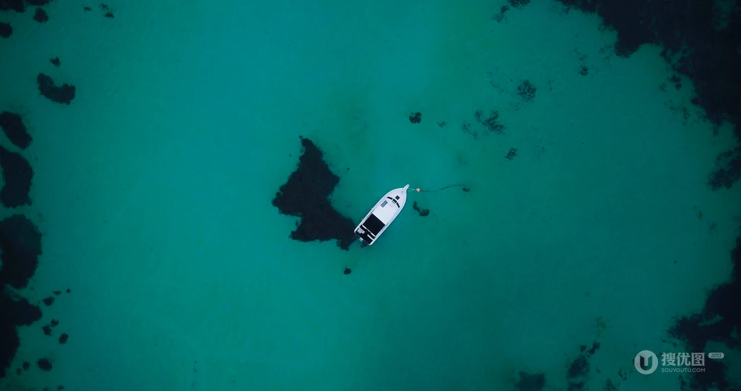 水天一色的大海，海水的唯美壁纸图片
