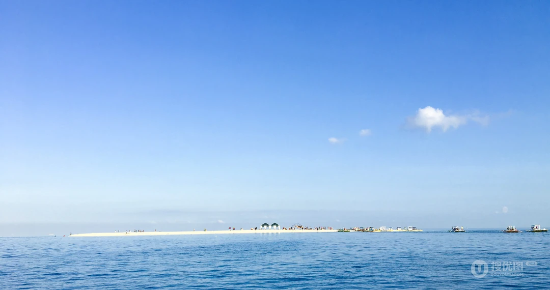 水天一色的大海，海水的唯美壁纸图片