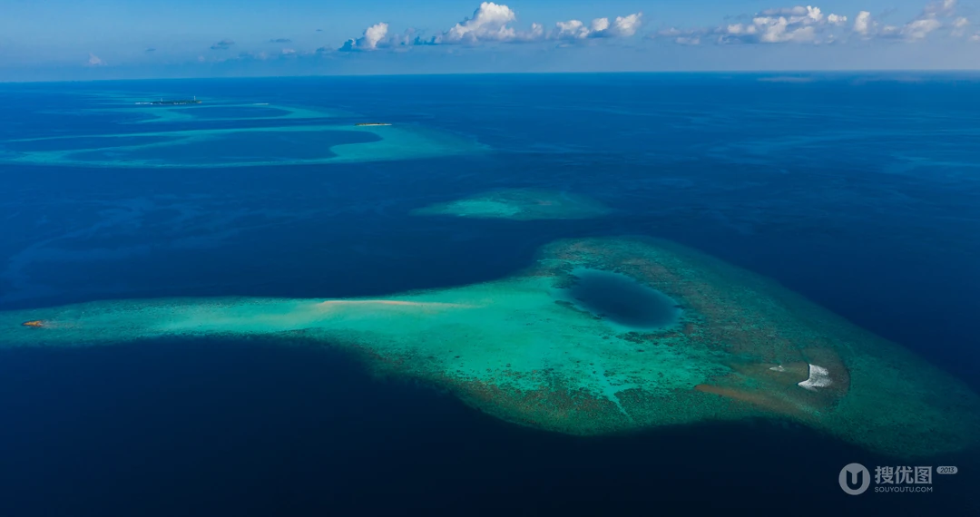 水天一色的大海，海水的唯美壁纸图片