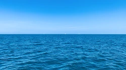 水天一色的大海，海水的唯美壁纸图片
