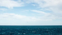 水天一色的大海，海水的唯美壁纸图片