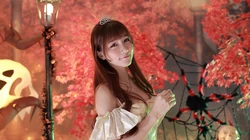 长发模特手拿南瓜灯万圣节时尚写真，给个糖吧