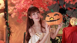 长发模特手拿南瓜灯万圣节时尚写真，给个糖吧