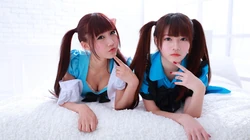 双马尾性感女仆装模特床上写真壁纸，让桌面性感起来