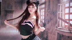 双马尾性感女仆装模特床上写真壁纸，让桌面性感起来