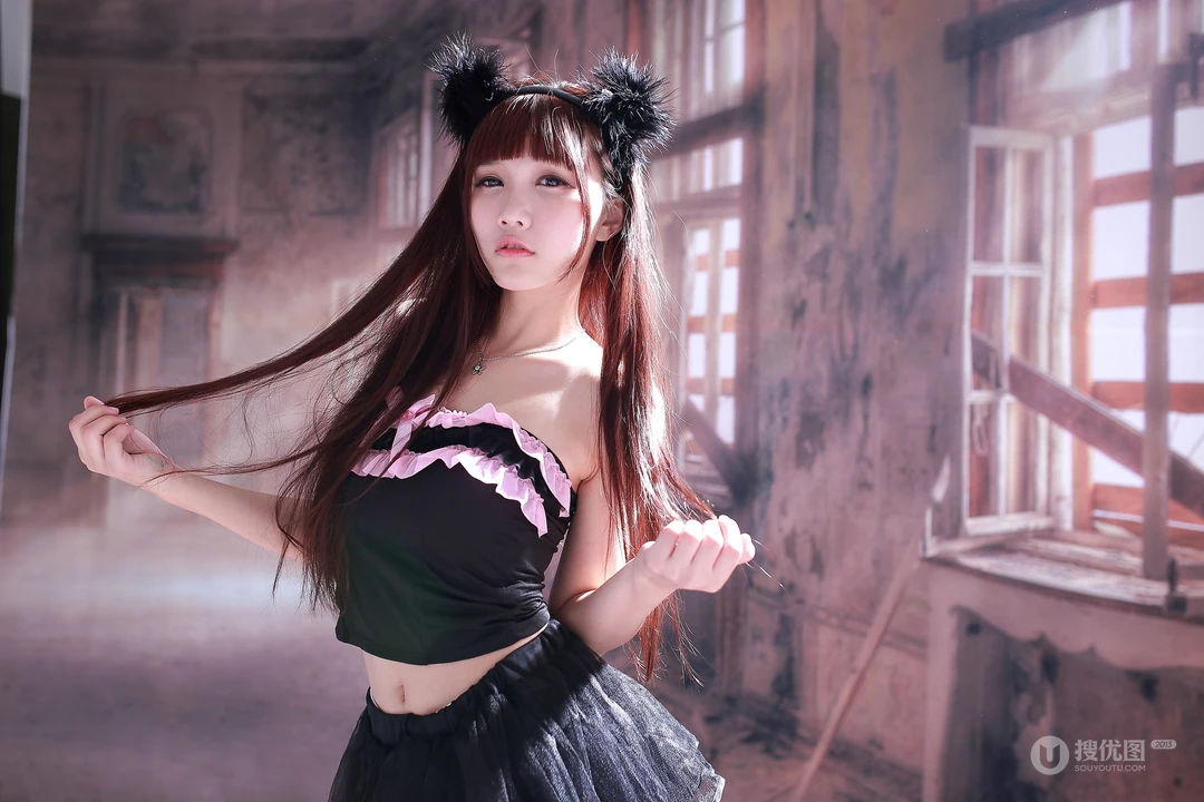 双马尾性感女仆装模特床上写真壁纸，让桌面性感起来