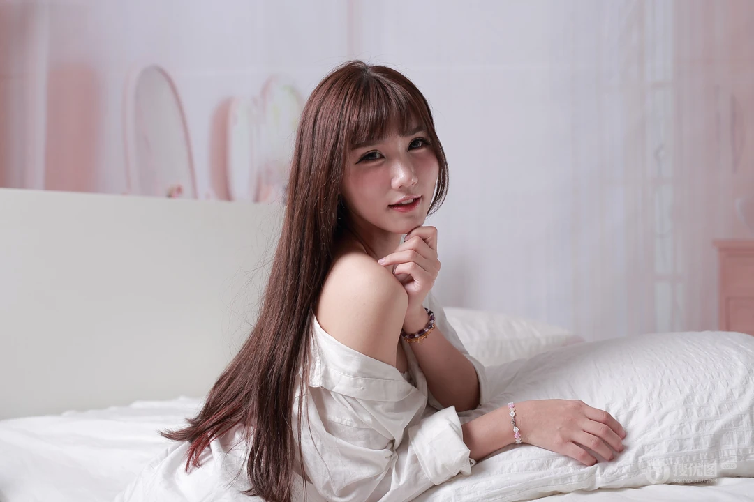 一个不够？那就给你三个，高清美女室内性感床上写真壁纸