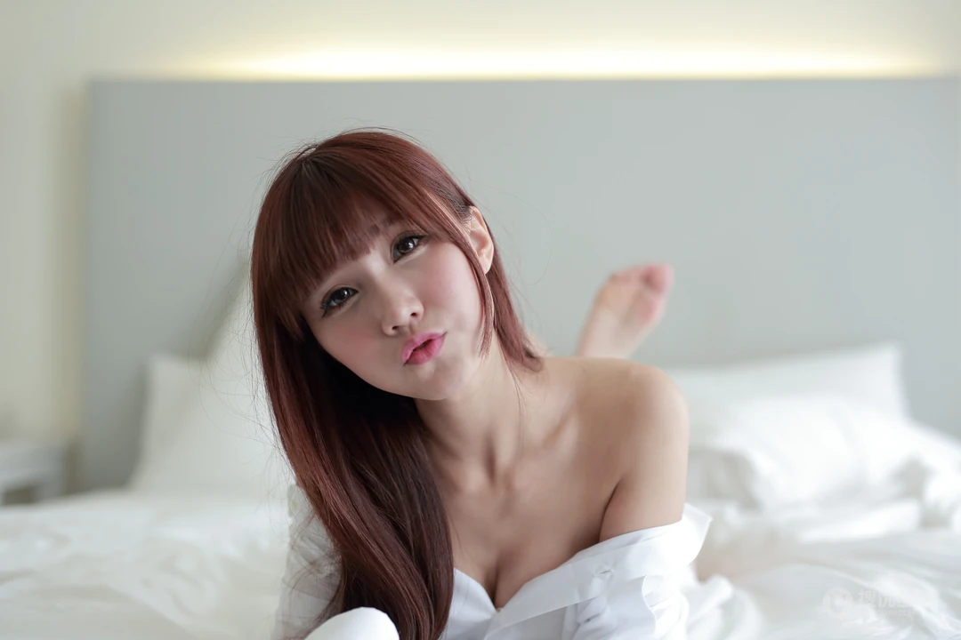 一个不够？那就给你三个，高清美女室内性感床上写真壁纸