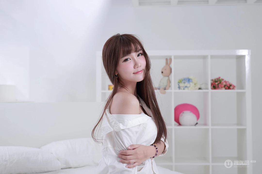 一个不够？那就给你三个，高清美女室内性感床上写真壁纸