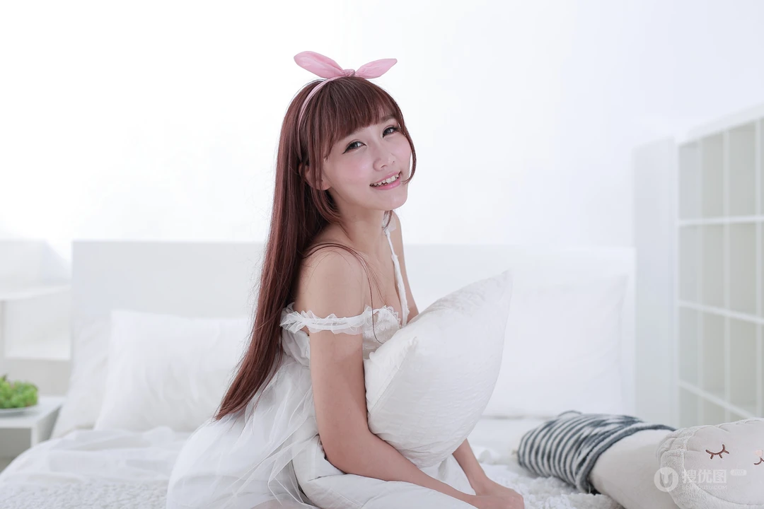 一个不够？那就给你三个，高清美女室内性感床上写真壁纸