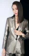 张钧甯修长秀发搭配银色西装套装酷美代言写真图片