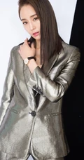 张钧甯修长秀发搭配银色西装套装酷美代言写真图片