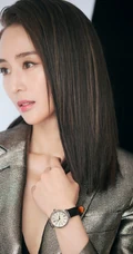 张钧甯修长秀发搭配银色西装套装酷美代言写真图片