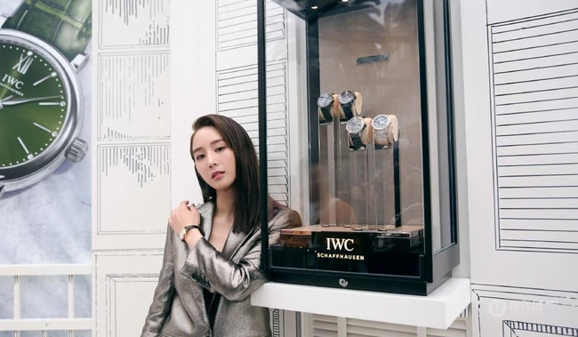 张钧甯修长秀发搭配银色西装套装酷美代言写真图片