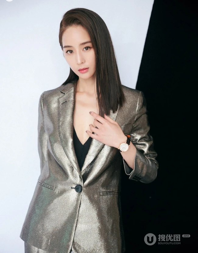 张钧甯修长秀发搭配银色西装套装酷美代言写真图片