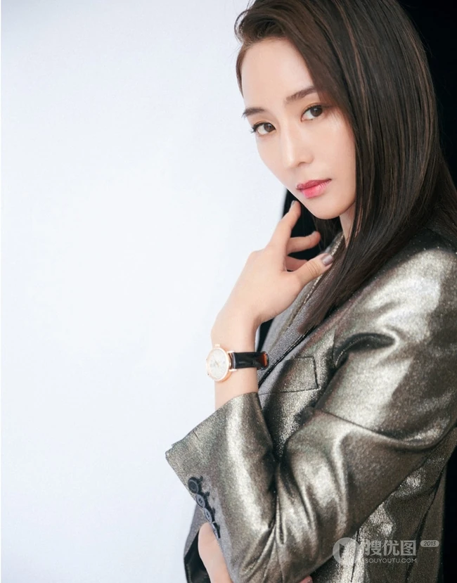 张钧甯修长秀发搭配银色西装套装酷美代言写真图片