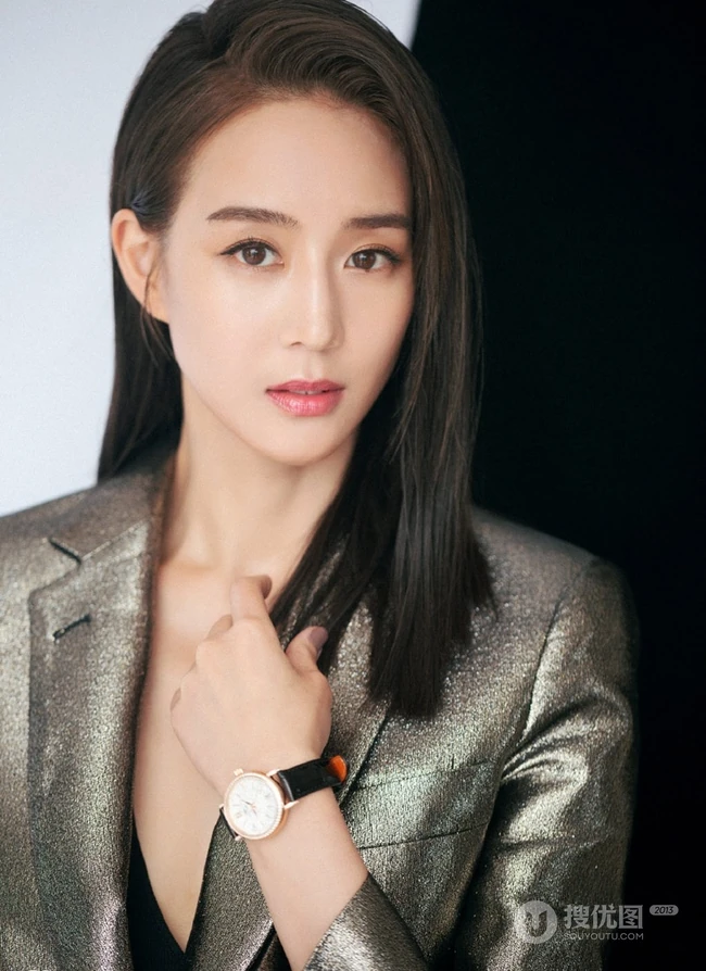 张钧甯修长秀发搭配银色西装套装酷美代言写真图片