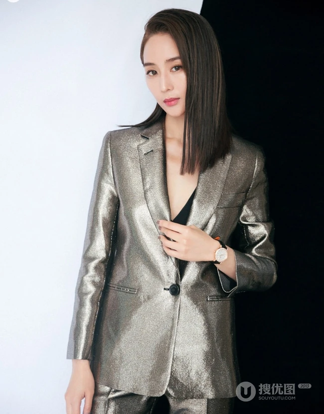 张钧甯修长秀发搭配银色西装套装酷美代言写真图片