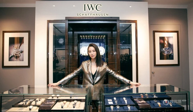 张钧甯修长秀发搭配银色西装套装酷美代言写真图片