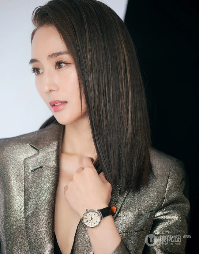 张钧甯修长秀发搭配银色西装套装酷美代言写真图片