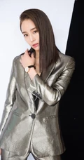 张钧甯修长秀发搭配银色西装套装酷美代言写真图片