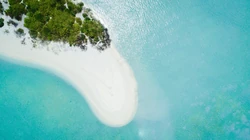 超高清蔚蓝的海水拍打着沙滩的唯美航拍壁纸图片