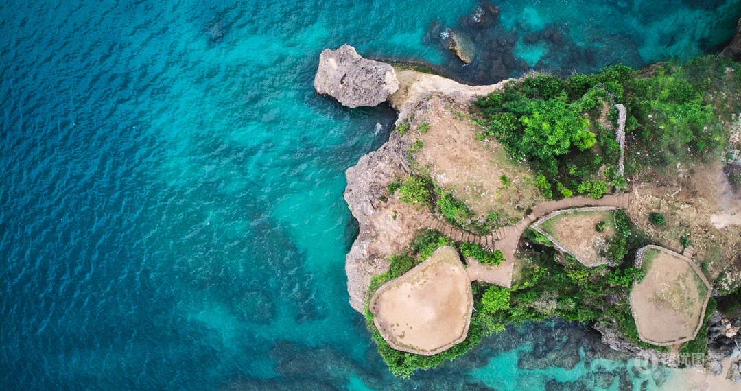 超高清蔚蓝的海水拍打着沙滩的唯美航拍壁纸图片