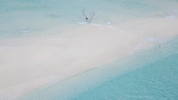 超高清蔚蓝的海水拍打着沙滩的唯美航拍壁纸图片