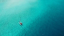 超高清蔚蓝的海水拍打着沙滩的唯美航拍壁纸图片